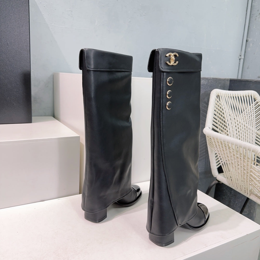 CHANEL HEELED KNEE-HIGH BOOTS 25S 85 MM IN BLACK LAMBSKIN WITH GOLD HARDWARE