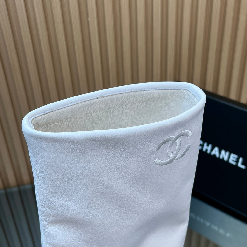 CHANEL 25S KNEE-HIGH HEELED BOOTS 65MM IN WHITE CALFSKIN GOLD HARDWRE