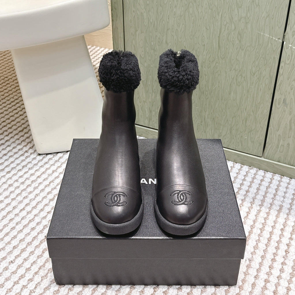 CHANEL 25S CALF-HIGH BOOTS IN BLACK CALFSKIN LINED WITH SHEEPSKIN