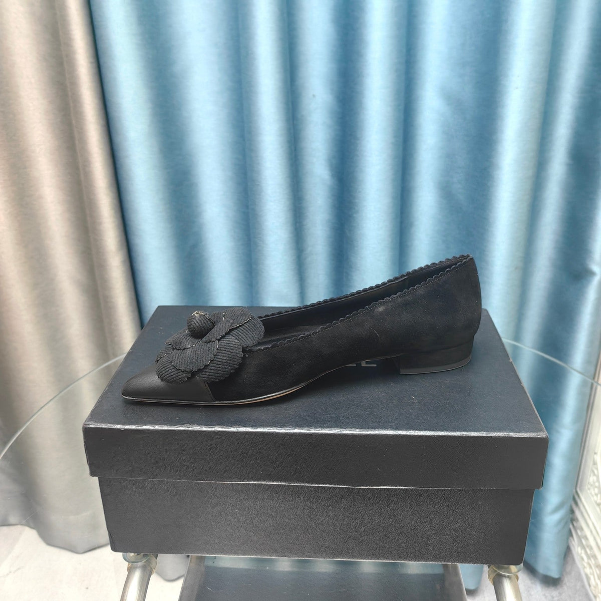CHANEL BALLET FLAT IN BLACK SUEDE AND CALFSKIN WITH FLOWER