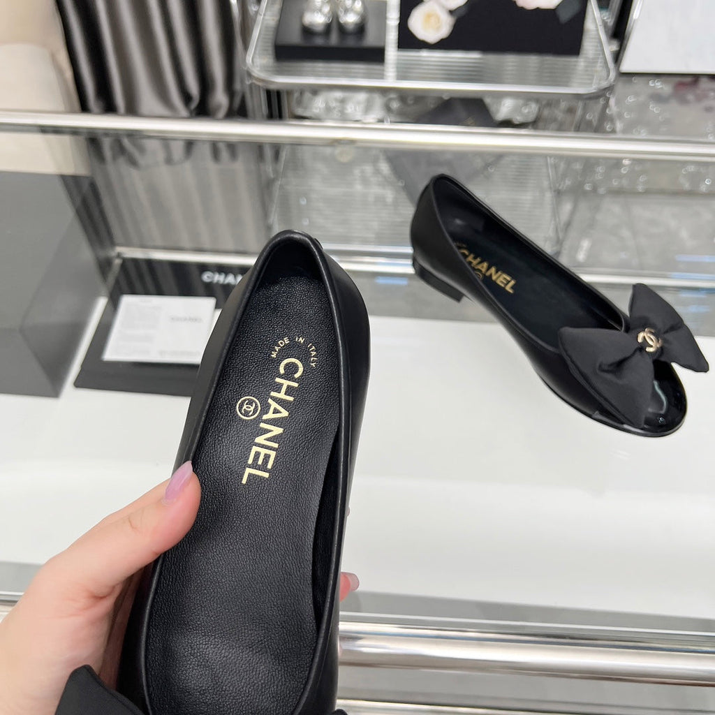 CHANEL 25S ROUND TOE BALLET FLATS WITH A BOW IN BLACK CALFSKIN