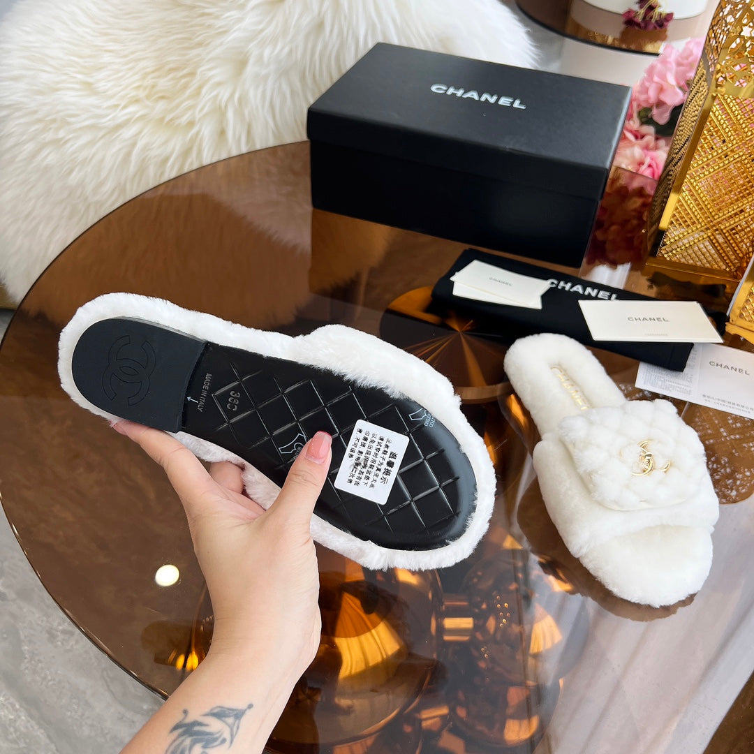 CHANEL 25S FUR SLIPPERS IN WHITE LOGO GOLD HARDWRE