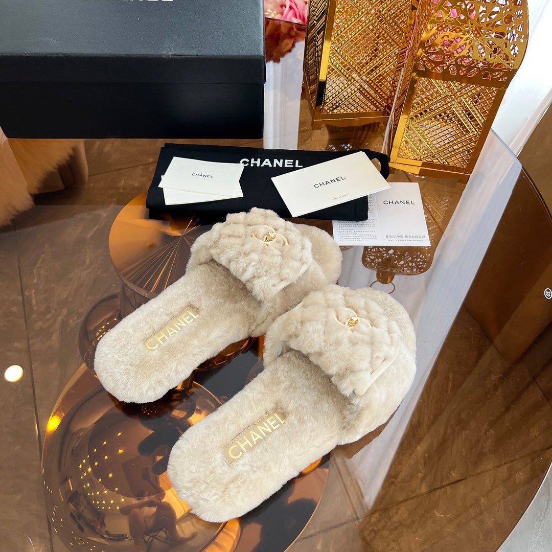 CHANEL 25S FUR SLIPPERS IN LIGHT BEIGE LOGO GOLD HARDWRE