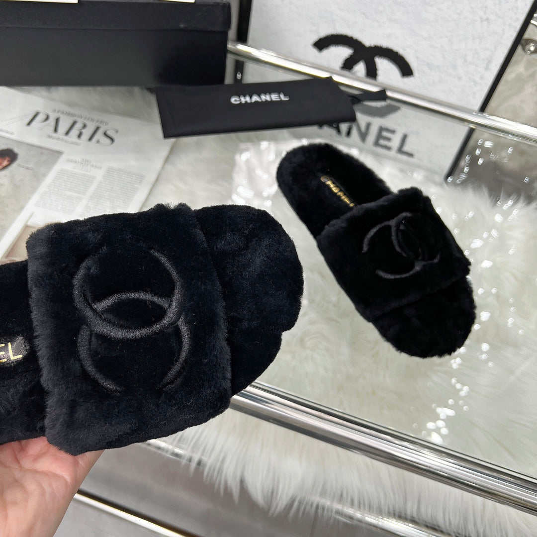 CHANEL 25S FUR SLIPPERS IN BLACK