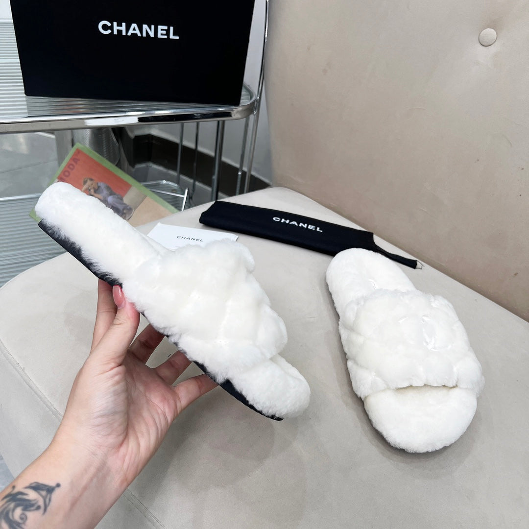 CHANEL 25S FUR SLIPPERS WITH EXPOSED-STITCH STRAPS IN WHITE