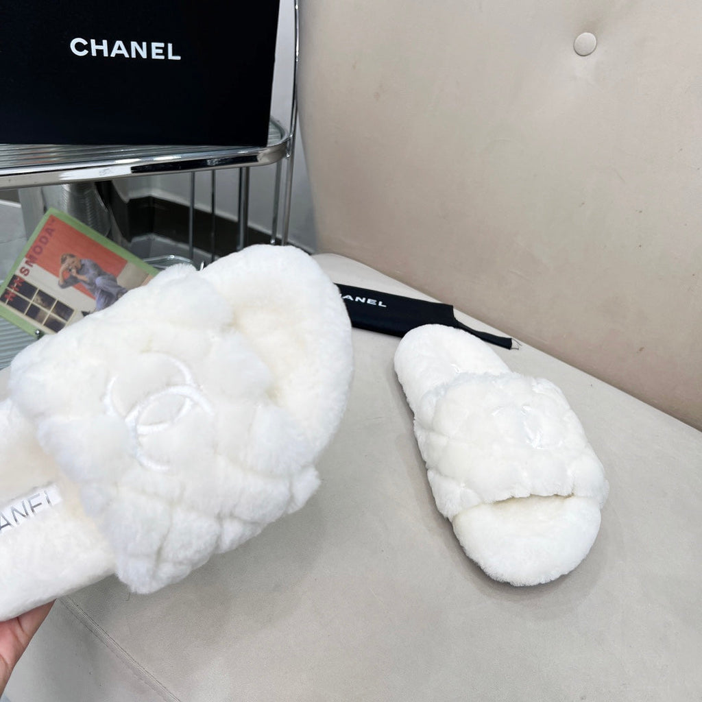 CHANEL 25S FUR SLIPPERS WITH EXPOSED-STITCH STRAPS IN WHITE