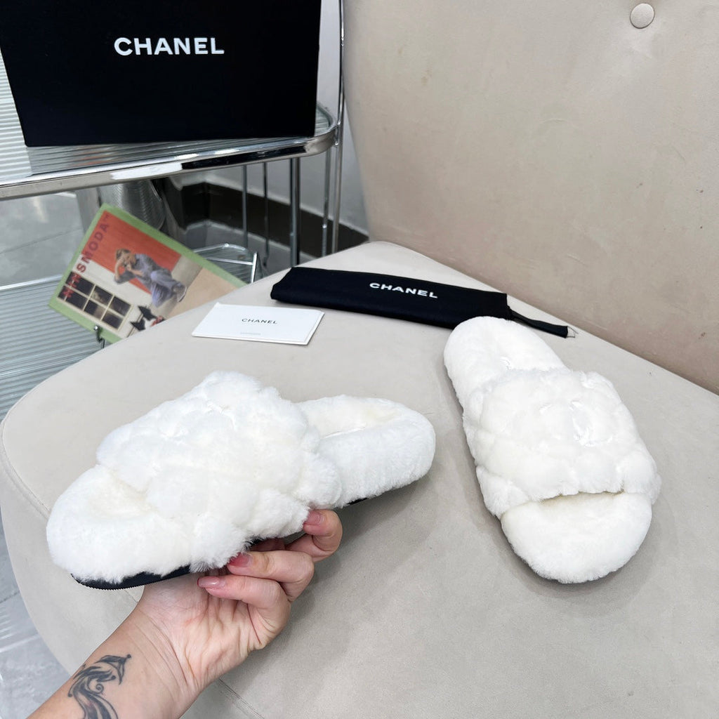 CHANEL 25S FUR SLIPPERS WITH EXPOSED-STITCH STRAPS IN WHITE